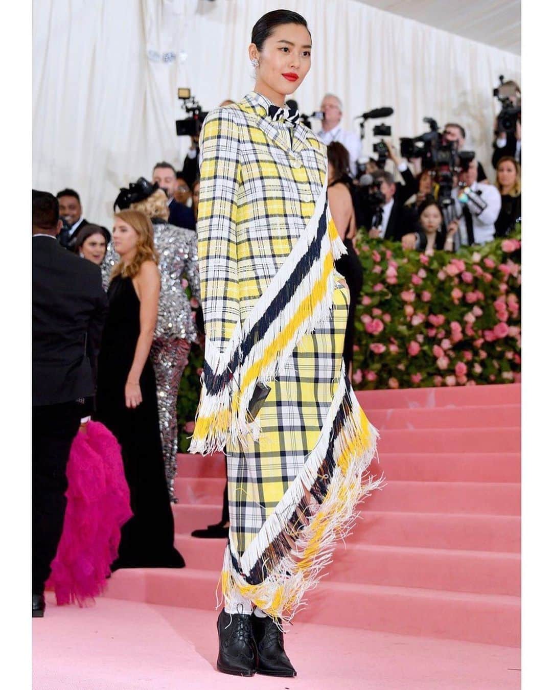 リウ・ウェンのインスタグラム：「Suiting up in @thombrowneny 💛for the most fashionable night of the year! So fun seeing all the creative looks up close and personal last night. Big thank you to @voguemagazine for the invitation, and much love to the team @thesocietynyc @junyahair @kentoutsubo @chanelofficial @chanel.beauty for making my 10th #MetGala so memorable!! 💫🌟」