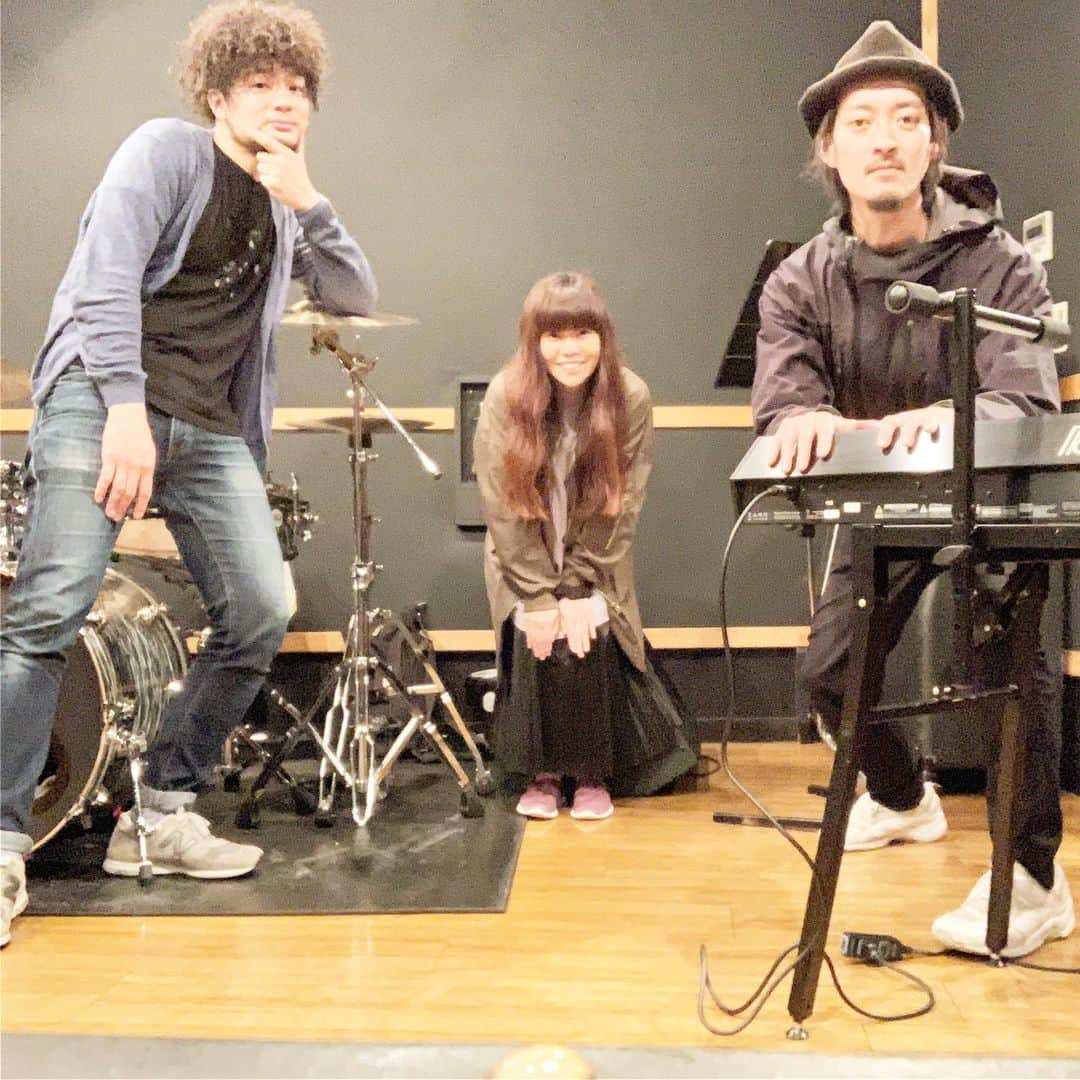 イズミカワソラのインスタグラム：「今日から、13日の UNISON SQUARE GARDEN さんとの名古屋ライブのソラリハが始まりました！ ・ ソラチームはピアノトリオ＋バイオリンといつもの編成で臨みます！ ・ ・ 既に楽しすぎた！！ ・ ・ ドラム：只熊良介 ベース：雲丹亀卓人 ピアノ・歌：イズミカワソラ ・ ・ がんばりまーす♪」