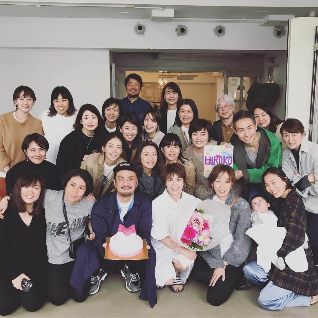 畑野ひろ子のインスタグラム：「@veryweb.jp  チームVERY😆😆😆 忙しい時期だったのに、集まってくれて本当に本当にありがとう😭🙏🏻❤ みんな大好き❤  2枚目の集合写真は、卒業ページを作り上げてくれたスタッフのみんな。 最高のチームで卒業ページを終えた事に感謝です！！ ありがとう。」