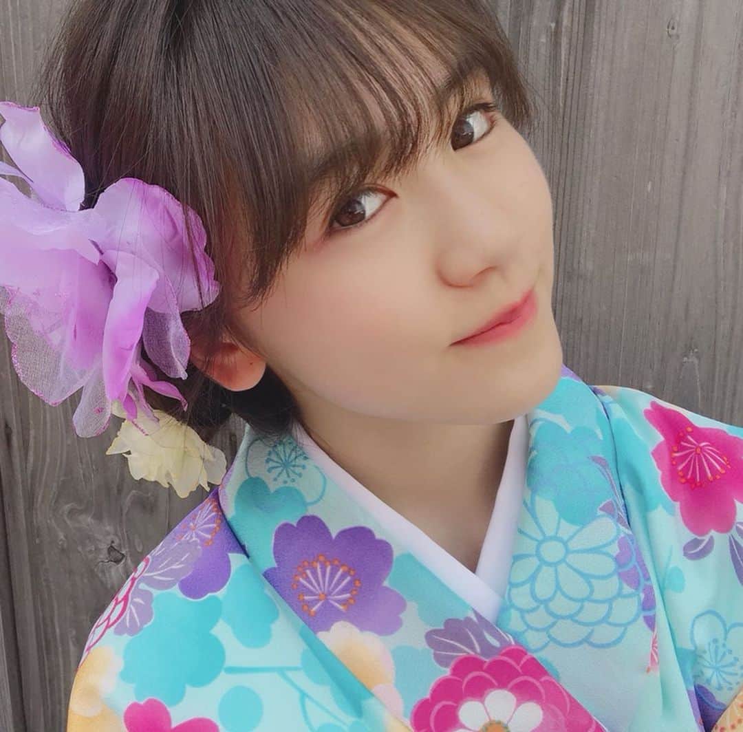 のインスタグラム：「山田屋さんで着付けをしてもらいました✨  水色にお花柄がすっごく可愛いでしょ?? 帯も後ろがちょうちょですっごく可愛いの💕💗💕 髪まで結っていただいてありがとうございました🤗  次は浴衣着たいな〜☺︎❤︎ #プラチナムプロダクション #シブサン #グリーンクラス #大早希弥海 #おおさきみう #oosakimiu #みーちゃん #jc2  #山田屋 #着物 #着付け #水色 #お花柄 #可愛い」