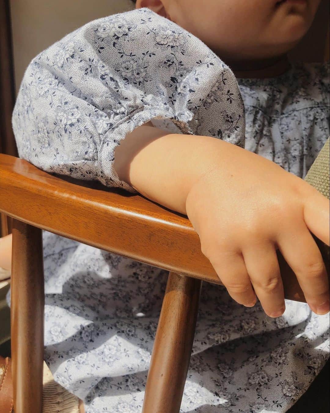 目見田早弥子のインスタグラム：「| mini me たっぷりなお袖も お花柄も色も全てが可愛くて めーっちゃお気に入りのワンピース💎♡ ⠀ On sale at @shop_chaleur 🧡」