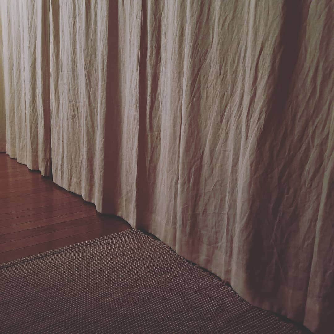 neokazumiのインスタグラム：「﻿ リポビタンDと葛根湯と﻿ ﻿ 風邪薬飲んで🌃﻿ ﻿ 治った気がする﻿ ﻿ #myroom」