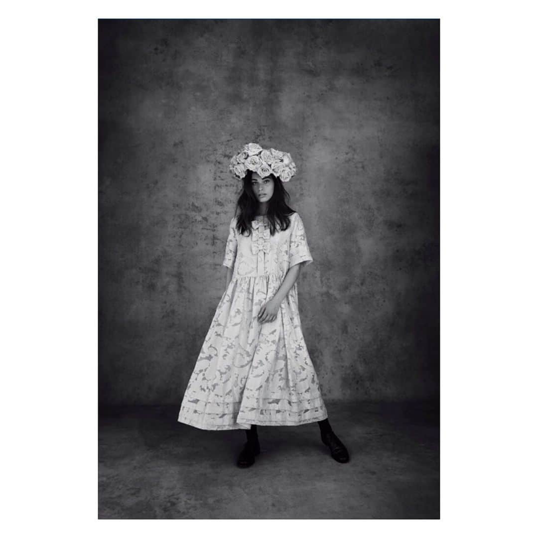 キャベジズ&ローゼズのインスタグラム：「Stand apart in the most beautiful brocade dress 💖 Louisa is the perfect dress for special occasions as she is ethereal and lovely #partyseason #weddingseason2019 #partywear #dressseason #brocadedress #madeinengland #slowfashionstyle #weddingdresses #cabbagesandroses #cabbagesandrosesfashion @christina_strutt @cabbagesandroses_shop 👆Link In Bio👆」