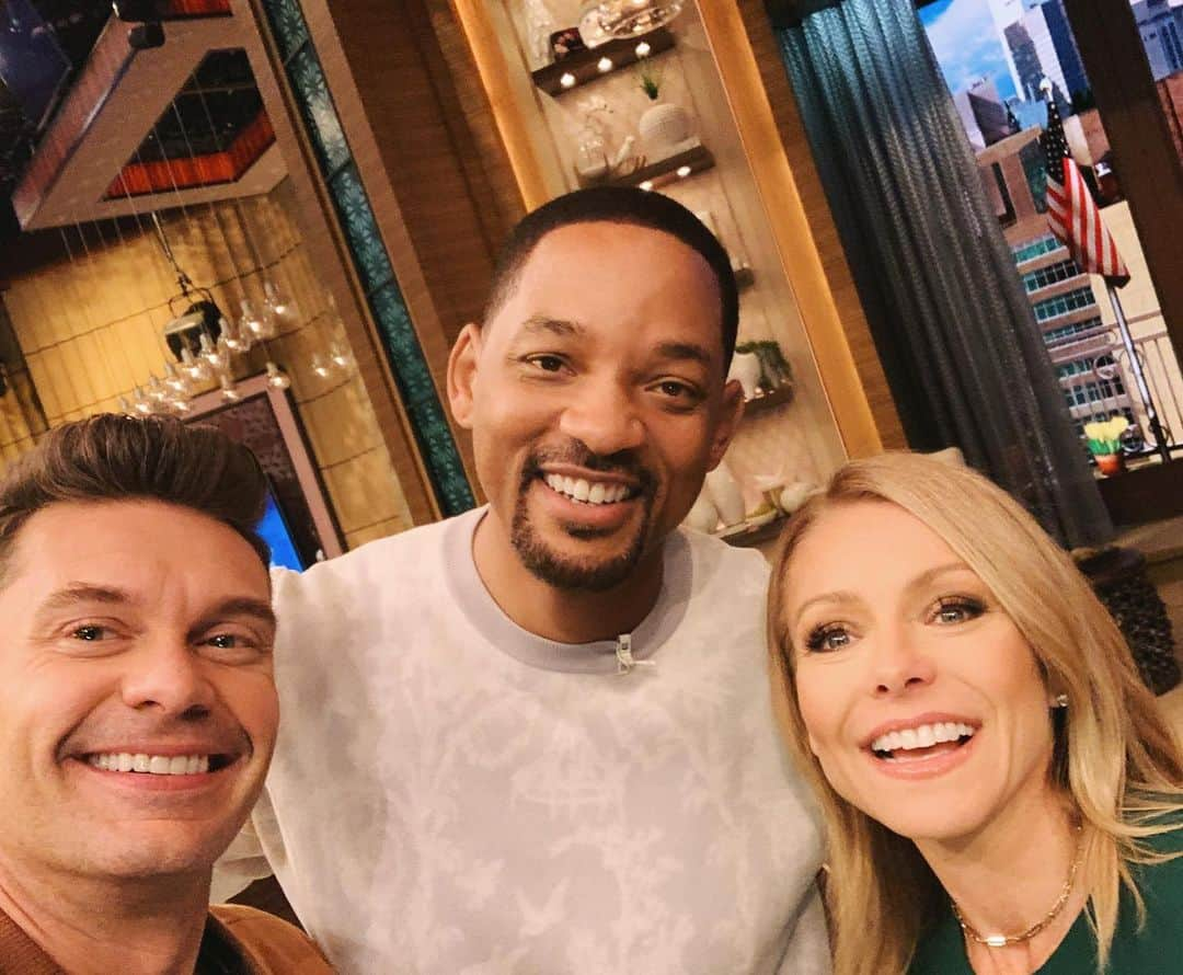 ライアン・シークレストさんのインスタグラム写真 - (ライアン・シークレストInstagram)「Does this mean we get 3 wishes? Good to see you @willsmith!」5月7日 22時39分 - ryanseacrest