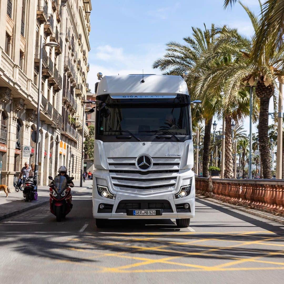 メルセデス・ベンツさんのインスタグラム写真 - (メルセデス・ベンツInstagram)「Welcome to Barcelona! We are taking our new Mercedes-Benz #Actros to Spain for a series of test rides through the beautiful landscape, enjoying the great new comfort of the GigaSpace cabin. How do you like it? . . . #DriveActros #mercedes #mercedesbenz #benz #MBtrucks #daimler #daimlertrucks @daimlertrucksbuses」5月7日 22時39分 - mercedesbenz
