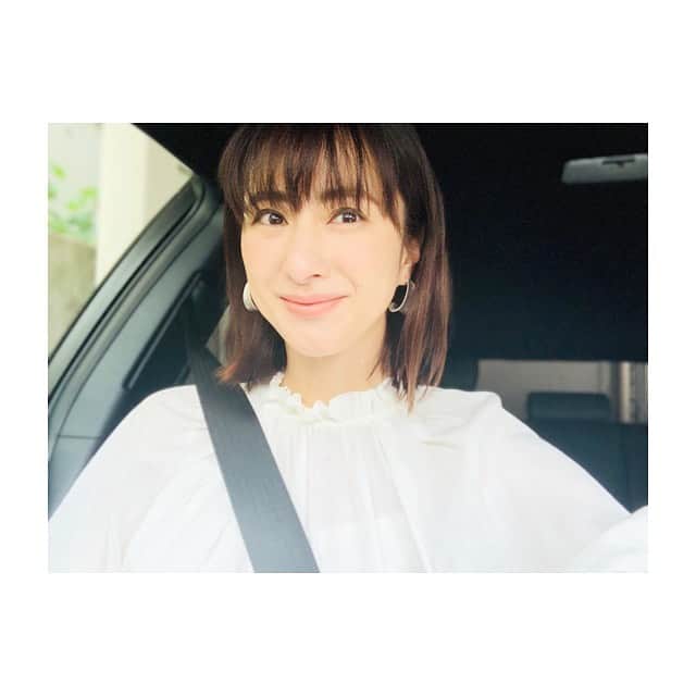 前田ゆかさんのインスタグラム写真 - (前田ゆかInstagram)「最近変えたビューティーツールは、 ヘアードライヤー！  元々使っていた復元ドライヤーから新しくなった復元ドライヤーProへ  リニューアル。  今日みたいに雨が☔️振り始めると湿気でうねっていたクセが纏まりやすくなり、ダウンスタイルも楽しめるようになりました🥰  前より静音化と軽量化、さらに消費電力も650w低減。  専用アタッチメントを自由自在に操れます。風をノーマル、集中、拡散をその日の気分でコントロールし低音なのに速乾で乾くので髪の傷みが軽減しながらツヤ髪に！  私はこの大きな頭皮マッサージ用 #ZAWAWAHEAD がお気に入り❤︎ すっぽりと頭をつかまれ指先での適度な刺激を再現してくれて頭皮をほぐしてながすのがすごく心地いい。  新感覚のアタッチメントは疲れた頭皮を緩めて乾かしながらも満足させてくれます！  #FUKUGEN #ドライヤー #復元ドライヤー #ヘアケア #育成光線 #マイナス電子 #温活」5月7日 22時32分 - maeyuka