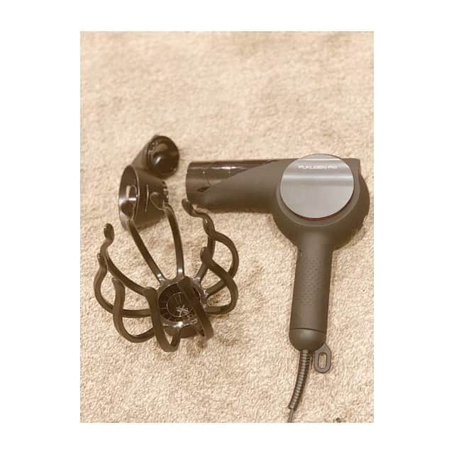 前田ゆかさんのインスタグラム写真 - (前田ゆかInstagram)「最近変えたビューティーツールは、 ヘアードライヤー！  元々使っていた復元ドライヤーから新しくなった復元ドライヤーProへ  リニューアル。  今日みたいに雨が☔️振り始めると湿気でうねっていたクセが纏まりやすくなり、ダウンスタイルも楽しめるようになりました🥰  前より静音化と軽量化、さらに消費電力も650w低減。  専用アタッチメントを自由自在に操れます。風をノーマル、集中、拡散をその日の気分でコントロールし低音なのに速乾で乾くので髪の傷みが軽減しながらツヤ髪に！  私はこの大きな頭皮マッサージ用 #ZAWAWAHEAD がお気に入り❤︎ すっぽりと頭をつかまれ指先での適度な刺激を再現してくれて頭皮をほぐしてながすのがすごく心地いい。  新感覚のアタッチメントは疲れた頭皮を緩めて乾かしながらも満足させてくれます！  #FUKUGEN #ドライヤー #復元ドライヤー #ヘアケア #育成光線 #マイナス電子 #温活」5月7日 22時32分 - maeyuka