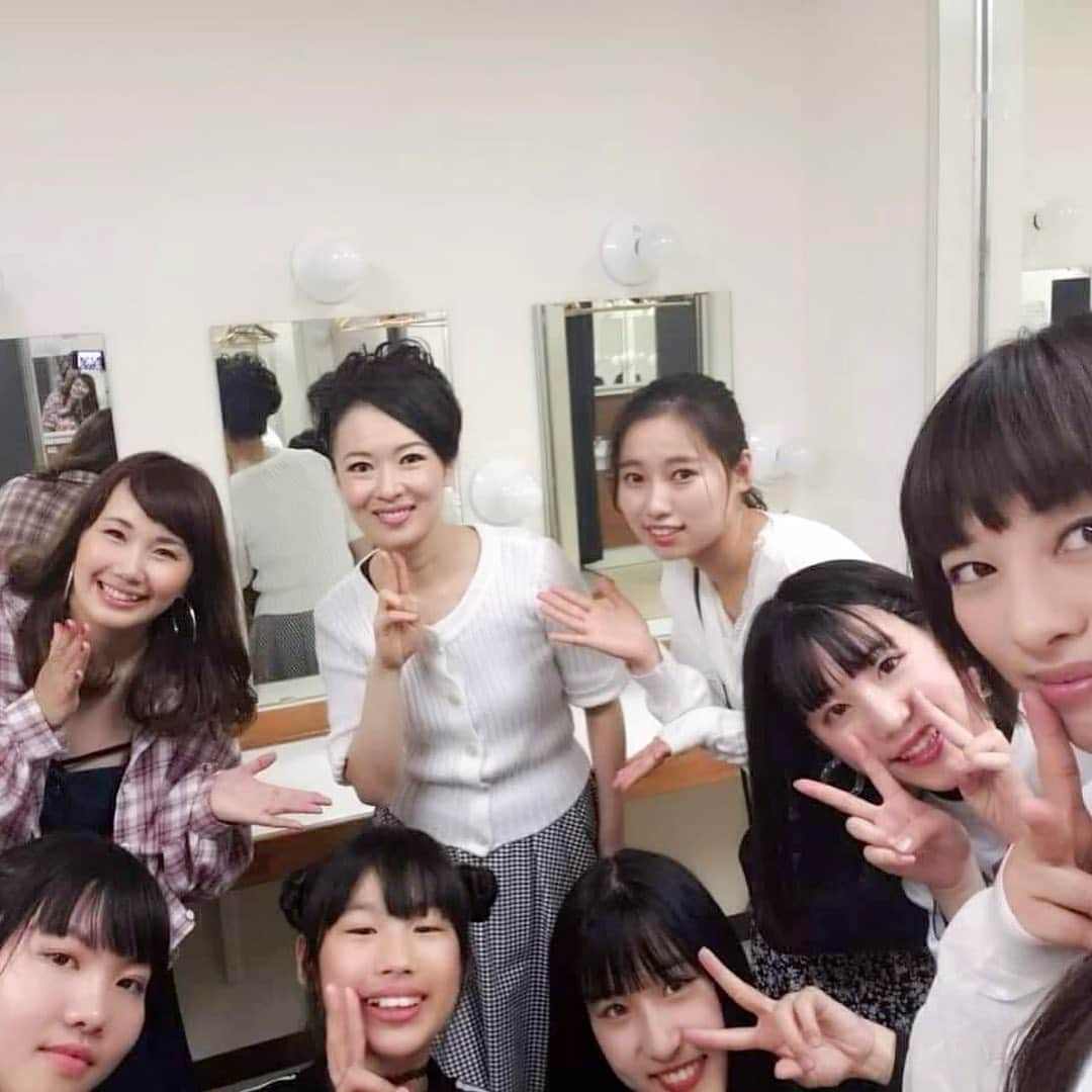 花城アリアさんのインスタグラム写真 - (花城アリアInstagram)「昨日の出演者の方から お写真送って頂いたので投稿します✨  １枚目は、 コンサート総合司会もされていた ジャズシンガーの杉山 千絵さん 関西を中心に幅広くご活躍です✨ 私のほうは以前からステージ拝見して 存じ上げていたのですが、 初対面にも関わらず気さくにお話くださり またジャズや歌に関する 貴重なお話をしてくださって嬉しかったです😊❣️ ✨ ２枚目は、 金山 ゆいさんとダンサーの皆さん✨ TBSサンデージャポン「カラオケスーパーグランプリ」で1万人の頂点に立ったシンガーソングライターさんだそうです✨ 金山さんもお声がとても綺麗で 気さくで明るい方でした😊🌸 🌸 シンガーさんは 大体みんなサバサバッと男前ですね！笑  私も例にたがわずのほうだと思います😄笑」5月7日 22時37分 - aria.kajo