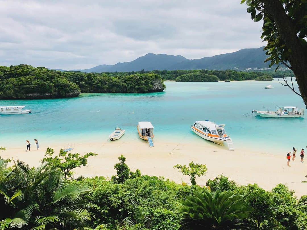 上妻未来さんのインスタグラム写真 - (上妻未来Instagram)「はじめての石垣島 ・ ・ 綺麗すぎて驚いたー😳✨ 海中には、いろんな種類のサンゴがたくさん🤗🤗🤗 サンゴ礁はグラスボートから鑑賞する事ができるよ🐠 ・ ・ #石垣島 #石垣島海遊び #川平湾 #川平湾グラスボート#絶景 #ishigaki」5月7日 22時38分 - kozuma.m