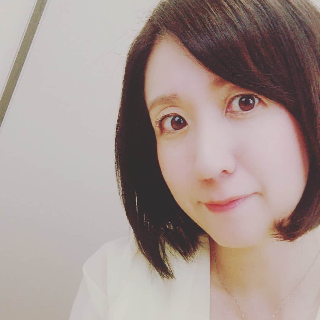 三隅有里子さんのインスタグラム写真 - (三隅有里子Instagram)「* 昨日の事です。 番組に出演するため、バッチリメイクをしてスタジオに下りようとしたら、先輩カメラマンに「メイクは？」って聞かれたんですけど🤔 は？メイクしてますけど？全力で。60分かけて😑 誰かテレビ用のメイクを教えてください。  #メイク #メイクアップ #makeup #お化粧 #💄 #ナチュラルメイク は得意です #ヘアもメイクも自前です #ヘアセット #hairset #メイク技術をあげたい #女子力上げたい #女子力ゼロ #ニュース #news #ニュースeye8 #群馬 #gunma #群馬テレビ #群テレ #gtv #アナウンサー #局アナ #局アナの仕事 #地方局で働くということ」5月7日 22時40分 - misumi_gtv