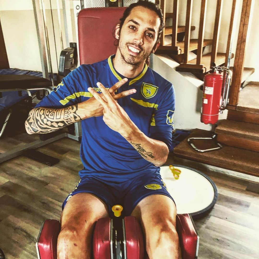 ACキエーヴォ・ヴェローナさんのインスタグラム写真 - (ACキエーヴォ・ヴェローナInstagram)「‪Bentornato a #Veronello @officialgalgo 💛💙💪💪💪‬ Welcome back to Veronello Schelo 💛💙💪💪💪 #schelotto #chievo #chievoverona #calcio #seriea #campionato #galgo #friend #gym #rehabilitation #physiotherapy #lagentecomenoinonmollamai」5月7日 22時41分 - acchievoverona