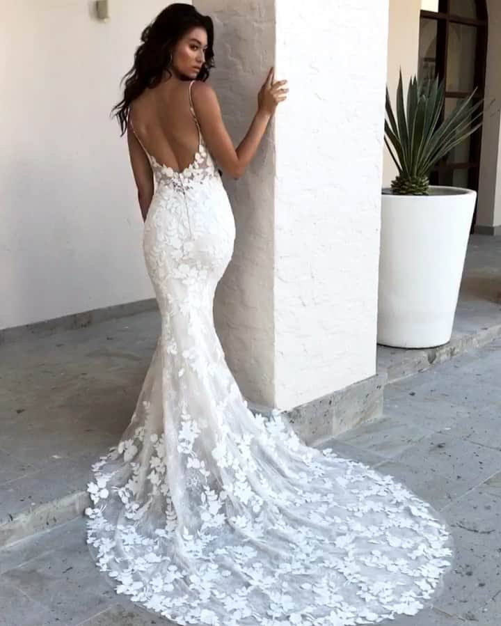 Wedding Lifeのインスタグラム：「GOALS AF!😍 ”LESLEY” by @enzoani Tag your besties💕 •  @enzoani @enzoani  @enzoani」