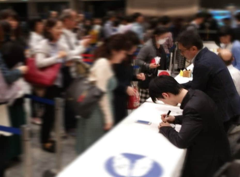 福間洸太朗さんのインスタグラム写真 - (福間洸太朗Instagram)「Merci La Folle Journée de Tokyo 2019!  Un grand merci à René Martin, toute l'équipe d'organisation (KAJIMOTO / CREA), Mo. Alexander Sladkovsky & son orchestre national de Tatarstan, tous les musiciens que j'ai pu revoir, rencontrer, écouter et bien sûr le public! . .  1. With Mo. Sladkovsky & Tatarstan National Symphony Orchestra  2. With Mr. René Martin  3. With Makoto Ozone (jazz pianist) and Lio Kuokman (conductor)  4. With Dai Fujikura (composer), Ayana Tsuji (violinist), Yasuji Ohagi (guitarist), Aoi Mizuno (Classical DJ) after the LFJ TV live streaming  5. Special interview at OTTAVA radio for the film project "Mitsubachi to enrai (Honeybees and Distant Thunder)". With Dai Fujikura, Miyuji Kaneko (pianist), Kei Ishikawa (film director), Naoki Hayashida (moderator)  6. With Mihhail Gerts (conductor) and Abdel Rahman El Basha (pianist)  7. With Marie-Ange Nguci (pianist)  8. With Tomoki Kitamura (pianist) and Gen Yokosaka (cellist)  9. Interview for a French reportage  10. Autograph session (Thank you for those who bought my CDs and scores and making long lines!) . .  今年のラフォルジュルネ東京で、鮮やかなステップシークエンスをしながら私の演奏を聴きに足を運んでくださった皆様、ルネ・マルタン氏、カジモトほか運営スタッフの皆様、共演してくださった素晴らしいタタルスタン響とスラドコフスキー氏、この大規模な音楽祭を盛り上げてくださった全ての方に心からお礼申し上げます！  ハードスケジュールで準備や頭の切り替えがかなり大変で、最後の最後でステージから落ちそうになりましたが(GOEマイナス!)、それもこれも含めて楽しかったですし、素晴らしい音楽家の皆様から沢山の刺激を受けて、もっと頑張ろうと思いました。  改めて第15回、おめでとうございます！㊗ #lafollejourneeaujapon #lfj2019 #lafollejournée #pianist #musicianslife #alexandersladkovsky #tatarstannationalsymphonyorchestra #rachpag #ラフォルジュルネ #ラフォルジュルネ2019 #ラフマニノフ #ラフパグ」5月7日 22時57分 - kotarofsky