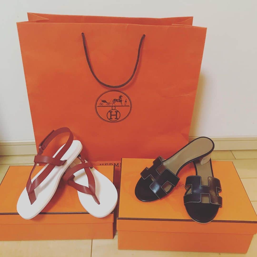 joujouのインスタグラム：「あんまり最近brandのものに執着しなくなったんだけど、久々HERMESで ２足買いました❣️ 左のビーサン風は一目惚れやね！！ #裏から出てくるやつやった  一見HERMESと分からないのがツボ！！憎い！  右は合わせやすいし、定番が欲しくなった！！ 左がflatだから最後まで迷ったけど、ヒールありにしたよ👠  ちなみにわたしは身長の割にはサイズ 36いけるんですよね〜 #アンバランス  ちなみに素足❌レザーシューズ問題。 当然足が…💦 5枚目のスプレーは、自衛隊の人も使ってるらしい消臭剤らしい… 確かに今までで1番良い！！」