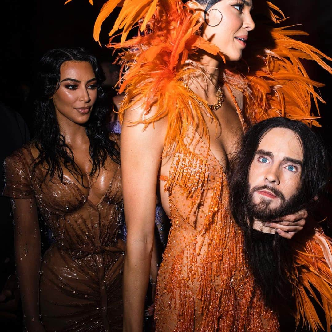 ニューヨーク・タイムズさんのインスタグラム写真 - (ニューヨーク・タイムズInstagram)「We went inside fashion’s party of the year: the cocktail reception at the #MetGala. It was a night of a thousand stars, stylists and a couture cheeseburger. @landonnordeman took the photos. For all the looks from the party and the red carpet, see the link in our profile. Can't get enough? Follow @nytimesfashion fashion for more coverage.」5月7日 22時54分 - nytimes