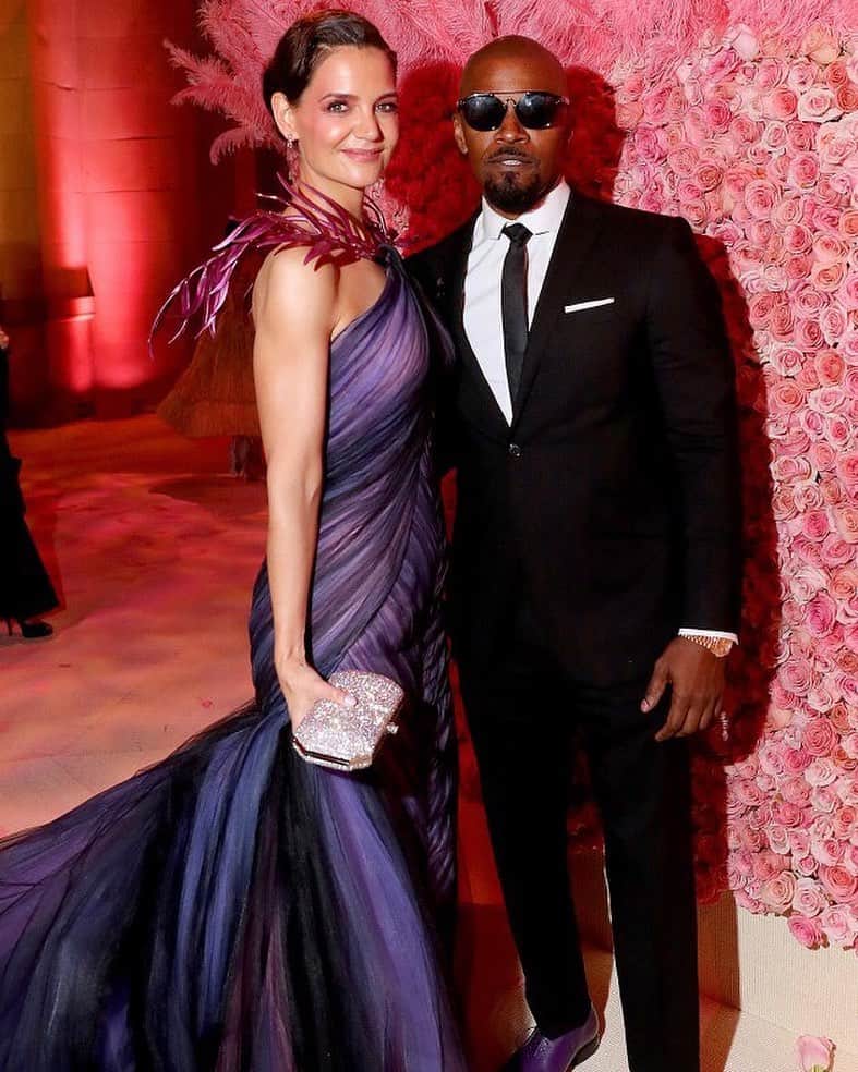 People Magazineさんのインスタグラム写真 - (People MagazineInstagram)「It’s a match made in #MetGala heaven! Jamie Foxx and Katie Holmes made their public debut as a couple, and while they didn’t hit the red carpet together, they posed for photos inside the event. Tap the bio link for more on their outing—and coordinated ensembles! 💕 | 📷: Kevin Tachman/MG19/Getty Images for The Met Museum/Vogue」5月7日 23時06分 - people