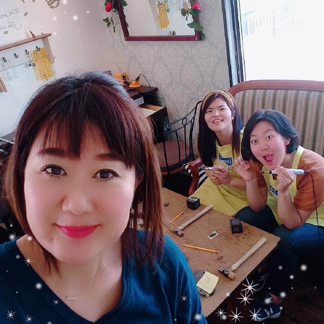 手作り指輪【ジュエリーアウラ】福岡のインスタグラム：「【シルバー体験教室】 ゴールデンウィークの 締めは、シルバーリングの 手作り体験。  ワンコの話から いろんな話で 盛り上がり、 楽しかったですねー  リングに肉球の 刻印入れましたし。  シンプルなリングにも オリジナルのストーリーが ちゃんとあるの。  モノと想い出が残る シルバーリング体験。  楽しいですよ🎵  100%手作り&オーダーメイド専門店 あなたの輝きを引き出す 【ジュエリーアウラ】  #ジュエリーアウラ #手作りシルバー体験教室  #福岡北九州で人気のジュエリー店  #オリジナルリング  #ハンドメイド小倉  #小倉駅より7分  #小倉井筒屋前 #24時間ネット予約はHPより  #貸し切りでゆっくり」