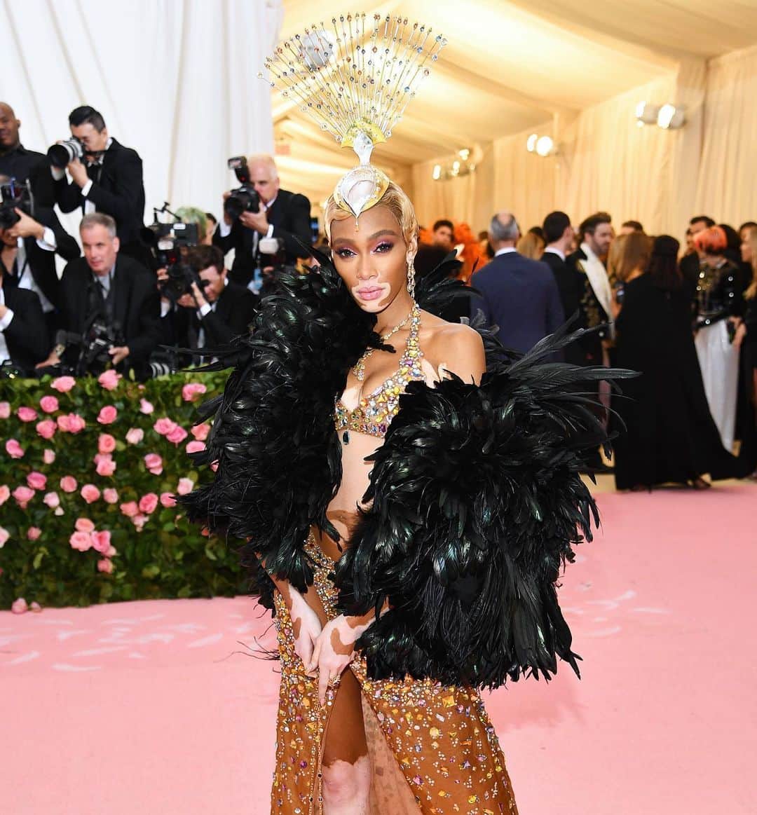 のインスタグラム：「From costume to couture, @winnieharlow’s #MetGala2019 look shimmers with Old Hollywood glam on the red carpet.」