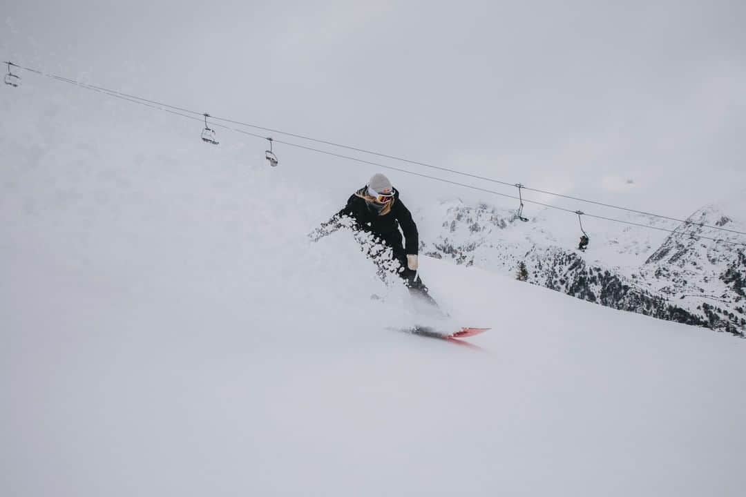 のインスタグラム：「Who knew you can snowboard in Bulgaria? @annagassersnow, from the looks of it. 📷: @jesselynndawson #RidingIsTheReason」