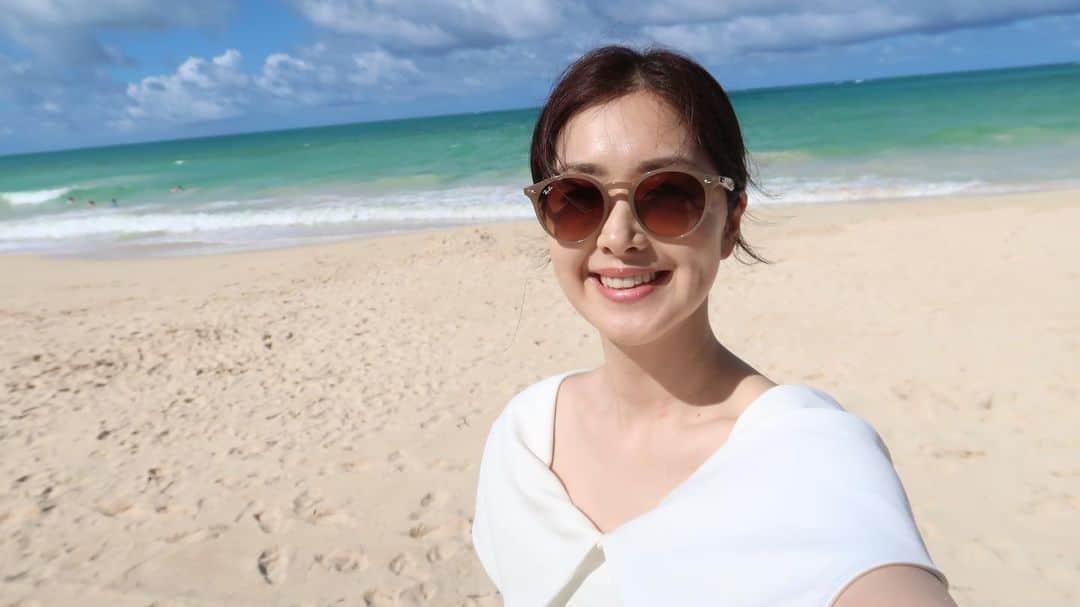 笛木優子のインスタグラム：「加工しなくてもこの海のきれいさ🏖😍 家ついて行ってイイですか？ 明日は21時からの通常版に出演します(^^) 5月8日(水) 夜9時から テレビ東京  今日もお疲れ様でした🌈おやすみなさい⭐」
