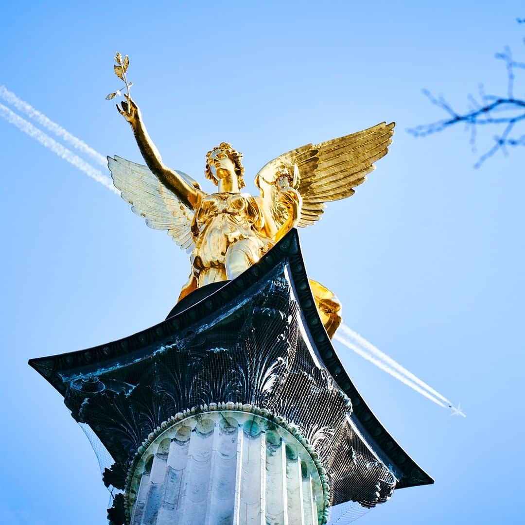 ルフトハンザさんのインスタグラム写真 - (ルフトハンザInstagram)「Right by the Isar, the Angel of Peace stands in all its gold glory, watching over everything below. #Lufthansa #Munich #FlyToMunich」5月7日 23時01分 - lufthansa