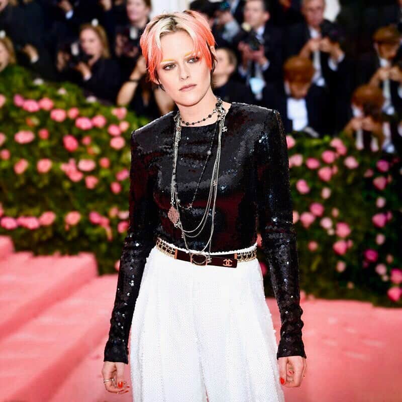 のインスタグラム：「House ambassador Kristen Stewart chose an entirely sequinned look from the #CHANELFallWinter 2019/20 collection to attend this year’s #MetGala, the Costume Institute’s annual benefit in New York. #CHANEL #KristenStewart」