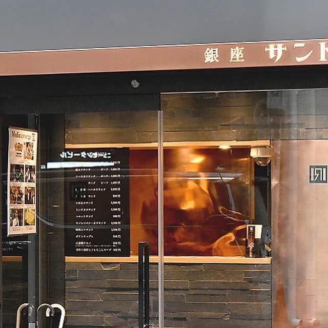 東京カレンダーさんのインスタグラム写真 - (東京カレンダーInstagram)「贅沢に一枚のフィレ肉を使用したヘレカツサンド。噛むほどに赤身本来の旨みがジュワリと広がっていくのが感じられる。ヘレカツの香ばしさをより楽しめるように、トーストしたパンでサンドしているのもポイントだ！ #東京カレンダー #東カレ #tokyocalendar #手土産 #サンドイッチ #銀座 #銀座サンド #特撰国産牛ヘレカツサンド」5月7日 23時06分 - tokyocalendar