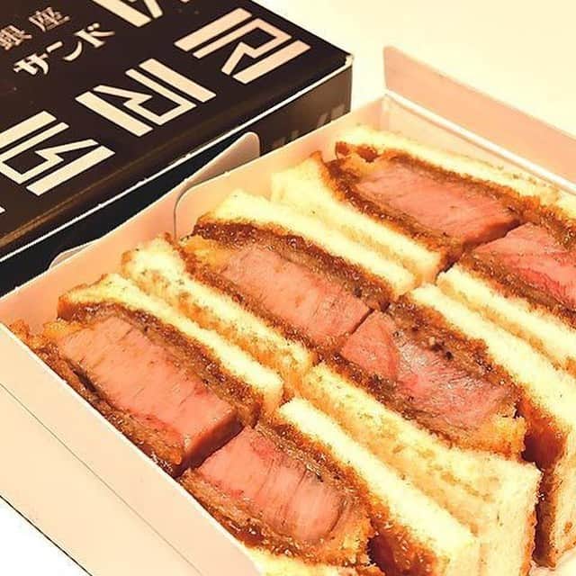 東京カレンダーさんのインスタグラム写真 - (東京カレンダーInstagram)「贅沢に一枚のフィレ肉を使用したヘレカツサンド。噛むほどに赤身本来の旨みがジュワリと広がっていくのが感じられる。ヘレカツの香ばしさをより楽しめるように、トーストしたパンでサンドしているのもポイントだ！ #東京カレンダー #東カレ #tokyocalendar #手土産 #サンドイッチ #銀座 #銀座サンド #特撰国産牛ヘレカツサンド」5月7日 23時06分 - tokyocalendar