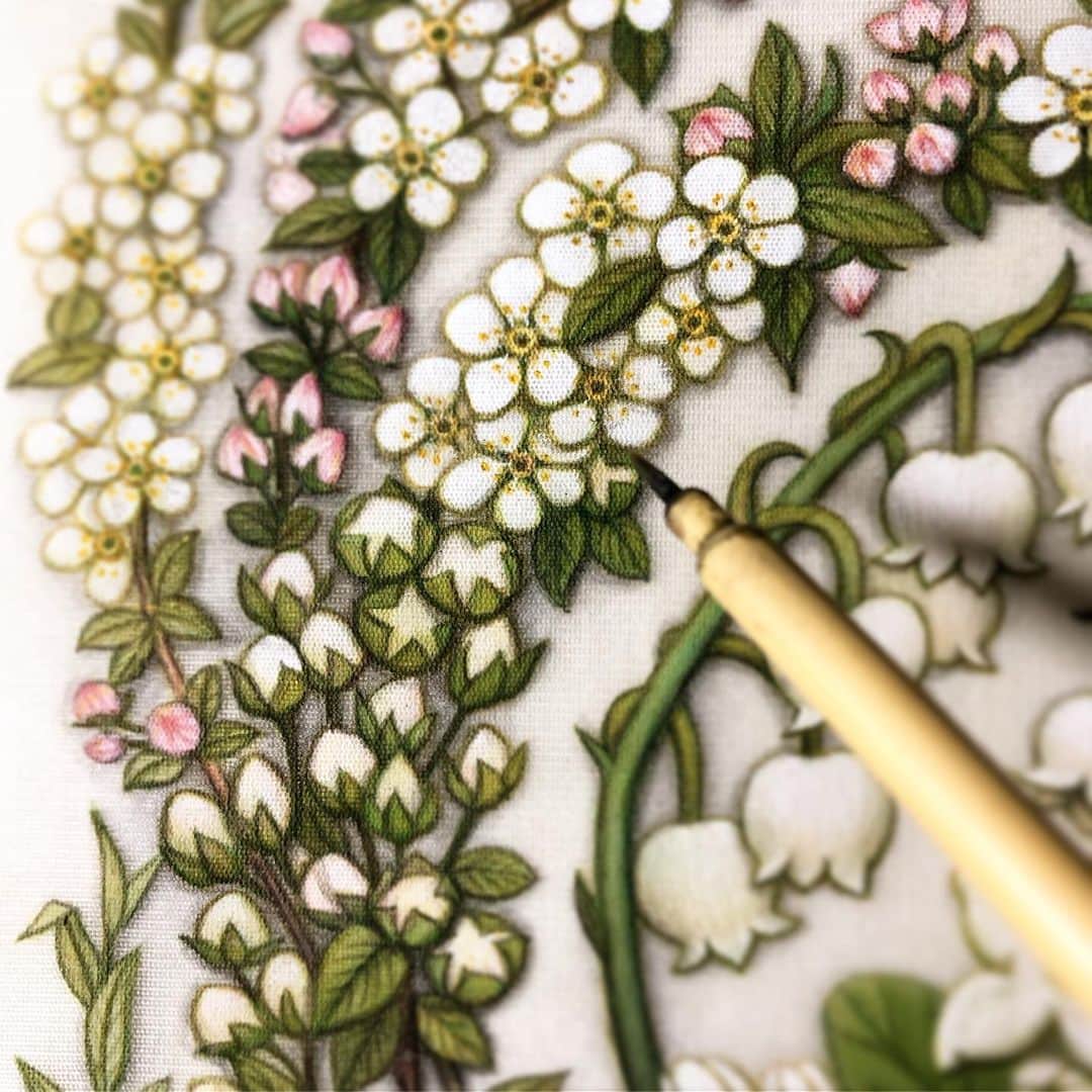 榊山敬代のインスタグラム：「🌿🌼🍃🖌… ・  一昨日はブログを更新しましたの巻。  作品の背景に流れる音楽の  ひとコマ等をつづりました  ブログは。@sakakiyamatakayo プロフィールにリンク.jp/sakakiyamatakayoより。 … ・  画像は。  ゴールデンウィーク中に 加筆を完了させたかった ご依頼作品のひとコマ🖌  完成しなくて残念の巻、、 こちらの作品は  初めての表装屋さんに任せてみましたら 作品が一面黄ばんでしまいましたうえに 表装もいろいろ問題がありましたところ  作品だけ外していただき いつもの表装業者へお願いする決断にしまして  色合いや雰囲気を黄ばむ前の絵肌まで 直せるところまで修正中…  黄ばんだ出来上がりには 当初冷や汗でしたけれど  すべてには意味があると受け入れてみると なるほど…と。色々新発見があるのでした  #人生こんなもん 。 … ・ ・ ・ 🌸" 作品展示情報… ・ 『第7回 郷さくら美術館 桜花賞展』 ・ 会場：郷さくら美術館 ・ 「郷さくら美術館　桜花賞」展は、「桜」を描いた現代日本画を多くの方々にご覧頂き、日本画の素晴らしさを再発見してもらうことを目的とした展覧会です。今回もこれからの活躍がますます期待される日本画家31名が、日本美術でおなじみの「桜」という大変難しいモチーフを相手に、それぞれの持ち昧を生かした個性的な素晴らしい桜の絵画に仕上げています。現代日本画家たちの個性を、豊かな桜花の美しさを、どうぞお楽しみください。  東京都目黒区上目黒1-7-13　 TEL：03-3496-1771  東急東横線、東京メトロ日比谷線 中目黒駅より徒歩５分 ◼︎詳しくはホームページをご覧ください  #Flowe #green #wip #日本画  #material #絹本 #silk #芸術 #画材 #筆 #Japanese #brush #plants #アート #日本文化 #art #Japaneseart #artist #atelier #日本画家 の #アトリエこんなもん  #日本画の素材 #こよなく愛してる #なかなかすすまない」