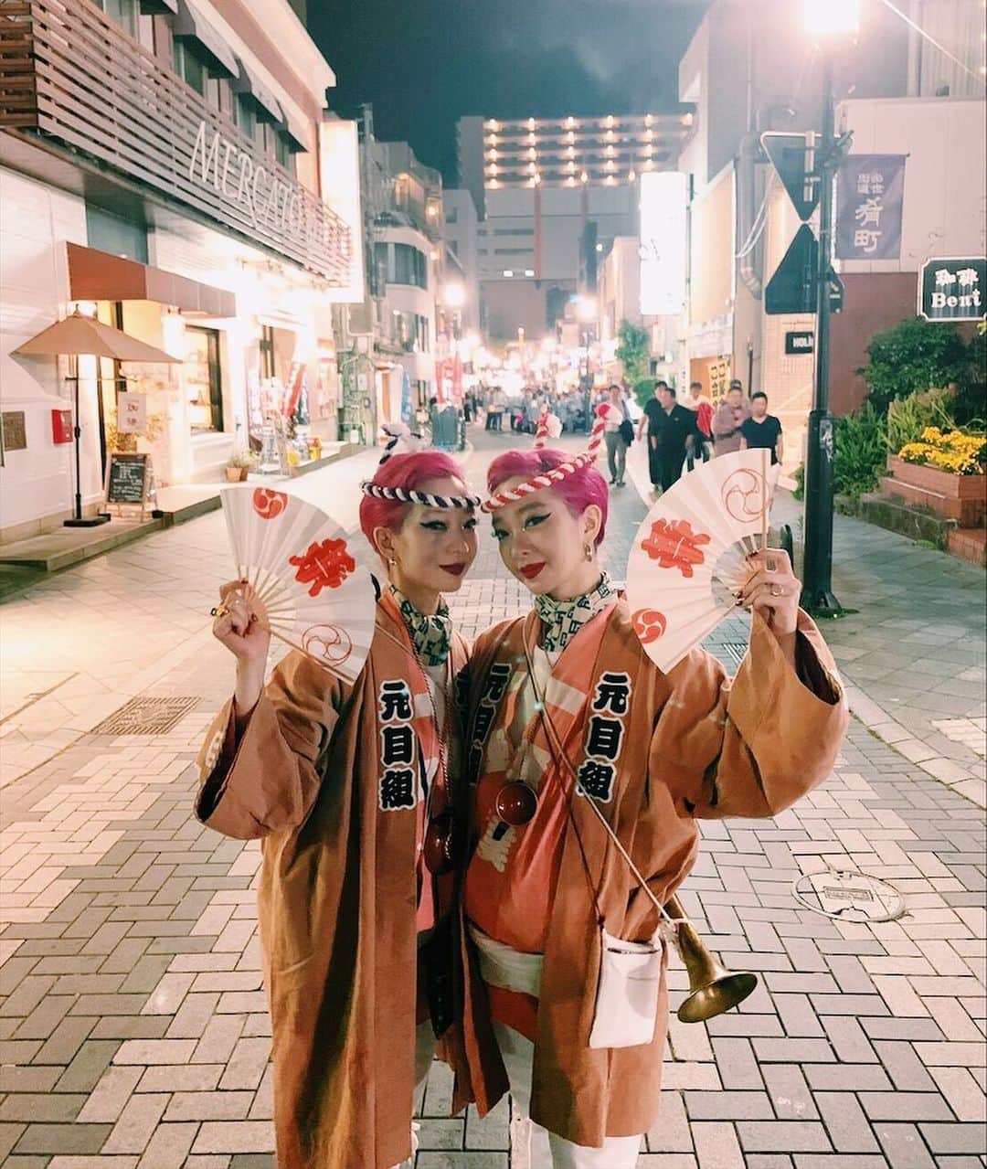 AMIさんのインスタグラム写真 - (AMIInstagram)「浜松祭り2019㊗️❤️ 写真たくさんあげちゃう。笑 祭りが生きがいの私達双子👯‍♀️ 祭り愛❤️ 今年も東京から大切なお友達が来てくれました😌💕 大切なお祭りで楽しい時間を共有出来て本当に嬉しい🥰  いつもありがとう✨  #浜松祭り #浜松祭り2019 #はるちゃんはもう一緒に出て11年くらい💘 #たくさん面白い思い出あるね😂笑」5月7日 23時06分 - amixxamiaya
