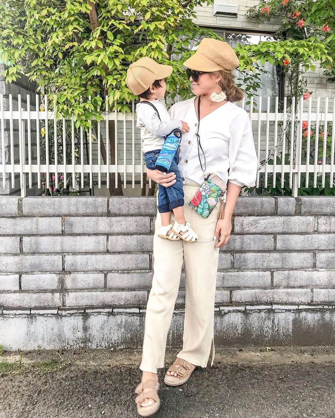 ラレイアのインスタグラム：「🌺 Colleen Wilcox × La Leiaコラボのスマホポシェットが活躍してくれるシーズンになってきました😍✨ ・ 今なら #楽天 サイトにて母の日クーポンも配布中！ ぜひcheckしてみてください😊 ・ THANK YOU #Repost @tomonnnnnn ♡♡♡ ・ @laleia_official  @colleenwilcoxgallery_jp  #colleen#colleenwilcox#art#hawaii#aloha#surf#beach#fashion#laleia#ハワイ#フォトジェニック#インスタ映え#インスタ女子#アロハ#ビーチ#海を感じる雑貨#ラレイア#アート#ビーチガール#サーフスタイル#大人カジュアル#旅行#トラベラー#タビジョ#スマホポシェット#母の日」