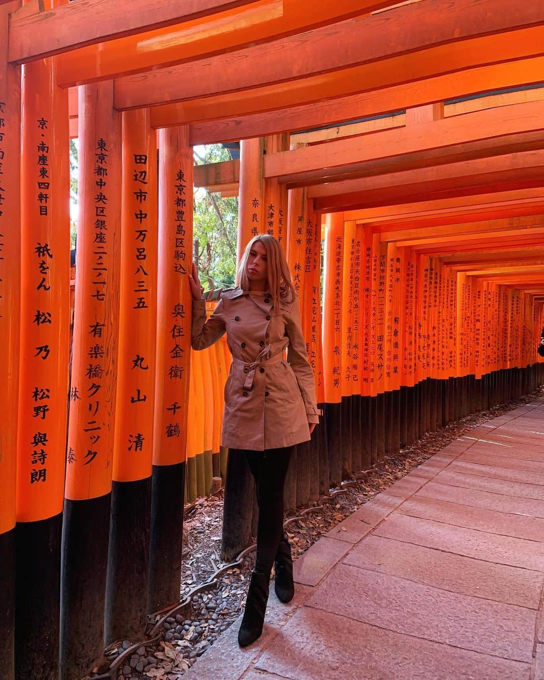 ALINA AKULAさんのインスタグラム写真 - (ALINA AKULAInstagram)「Classic Japan gates ⛩  Did you know Tori gates are usually vermilion in red color because red is considered the colour of life and believed to ward off evil and bad Luck 🍀 . #torii #fushimiinaritaisha #kyoto_style #храм #traveladdict #passportready #япония🇯🇵 #travelholic #inspiration #travelnomad #japanesegirl #愛 #ファッション #写真 #芸術 #きれい #幸せ #自然 #今日一番いい画像 #中國 #Japan #следуйзамной #japanawaits #thisisjapan #madeinjapan #japanlife #japaneseculture」5月7日 23時12分 - radharanievna