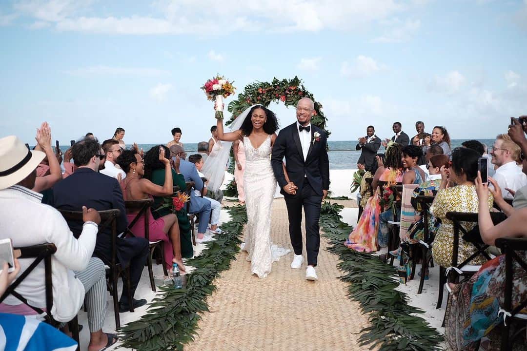 Kelly McCrearyさんのインスタグラム写真 - (Kelly McCrearyInstagram)「Married, yo! In our favorite place, surrounded by beloved family and friends, and under the new moon. I am besieged by blessings. I love you, @petechatmon!! 📷: the GENIUS @ucwhateyec」5月7日 23時16分 - seekellymccreary