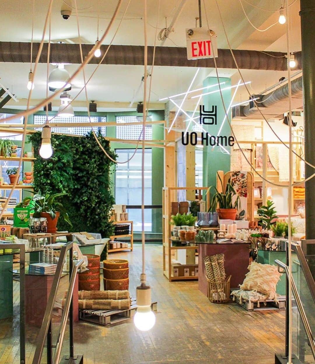 Urban Outfittersさんのインスタグラム写真 - (Urban OutfittersInstagram)「🌿🌱🍃#UODisplay via @megdussin @UrbanOutfittersHome #UOHome」5月7日 23時16分 - urbanoutfitters