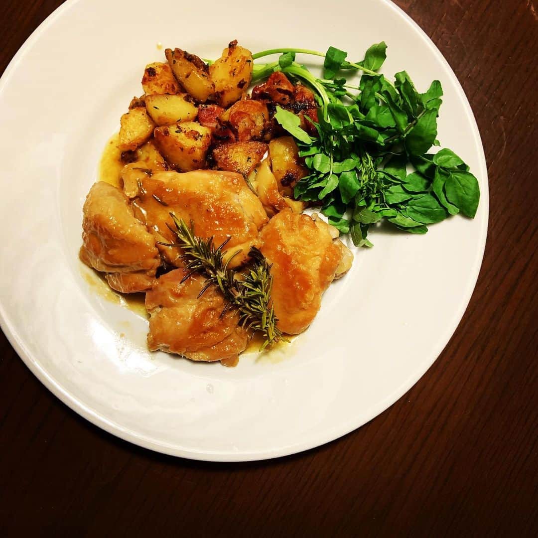 志摩有子さんのインスタグラム写真 - (志摩有子Instagram)「あとは鶏肉のカチャトーラ。鳥モモ肉をニンニクとローズマリーと焼き付けて、ワインビネガーと白ワインで煮る。ジャガイモのソテーを添えて。」5月7日 23時18分 - ariko418