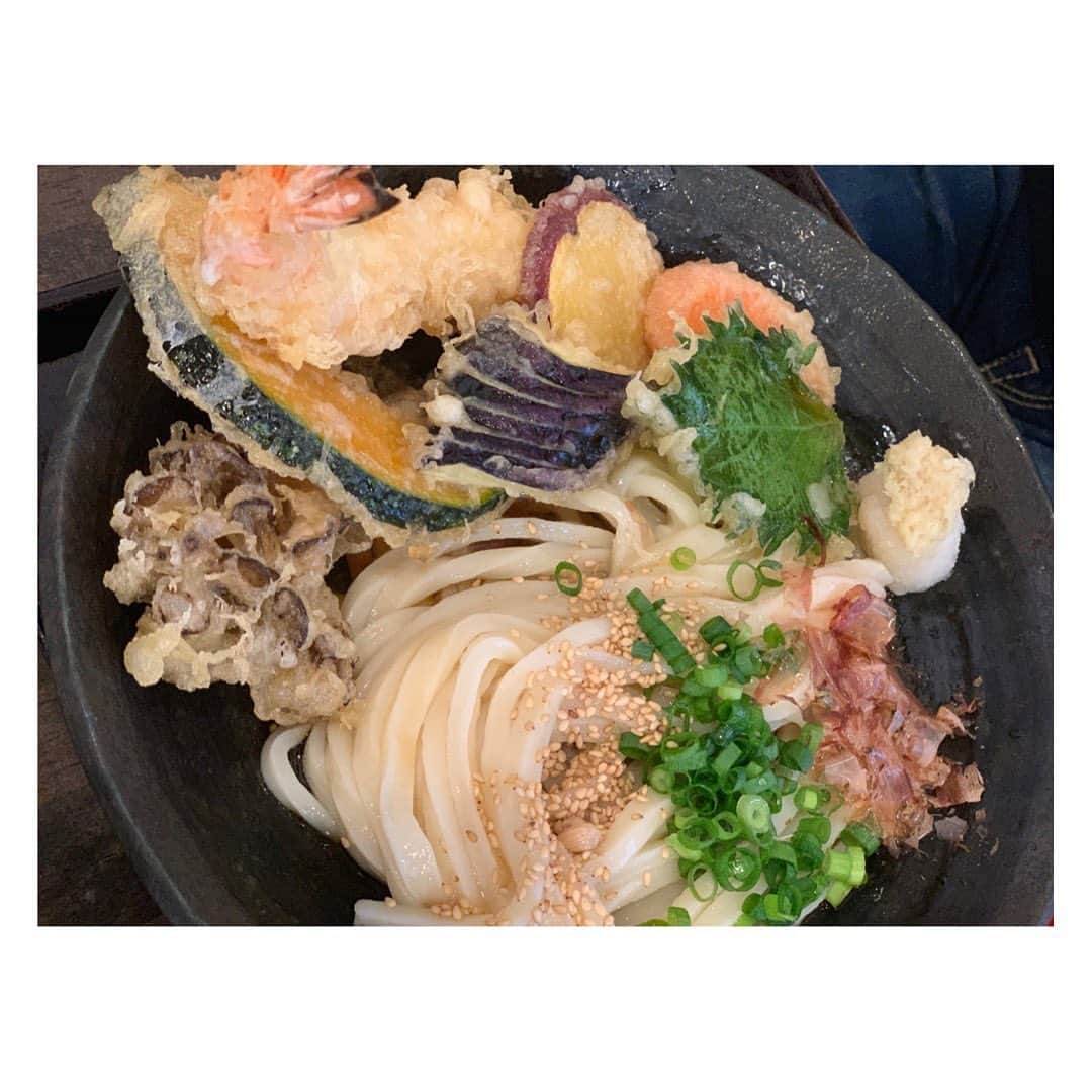 森田麻恵さんのインスタグラム写真 - (森田麻恵Instagram)「大磯で1時間並んで食べたうどんが美味しくて✨  帰りに買った生シラスも美味しくて✨  美味しいって幸せだ✨  #よく食べよく飲んだ #gw #20キロ抱っこもなかなか重いが #自分の体も重い気がするYO #旅行 #電車の旅 #家族旅行 #大磯  #ママ #男の子ママ #子育て #mama #momlife #trip #familytrip #instafood #japanesefood #yum」5月7日 23時19分 - morita_mae