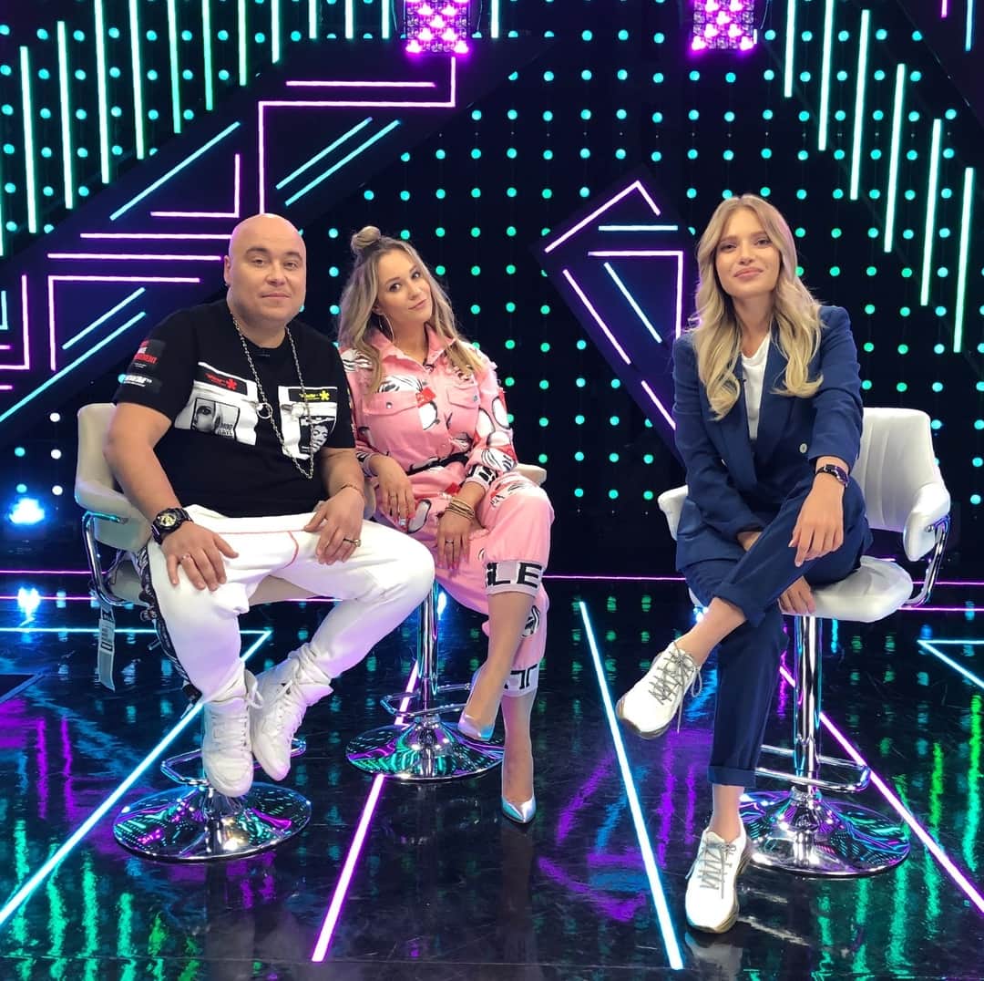 RU.TVさんのインスタグラム写真 - (RU.TVInstagram)「✨ Прямо сейчас, в программе «Тема» с Лизой Жарких Доминик Джокер @dominickjocker и Катя Кокорина @katekokorina ⠀ 💞 Скорее включай RU.TV ⠀ #рутв #rutv #тема #доминикджокер #катякокорина」5月7日 23時20分 - ru_tv
