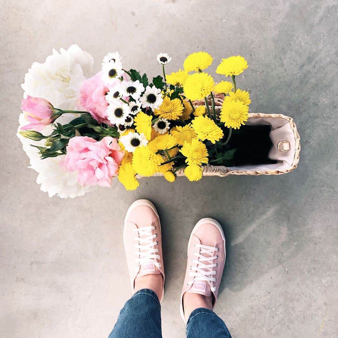 ロック&リパブリックのインスタグラム：「Gift idea for #mothersday: Cute #keds for moms who are always on the go! Take $10 off your $50 purchase of shoes and more through 5/12. Tap to shop #tuesdayshoesday. #Kohls」