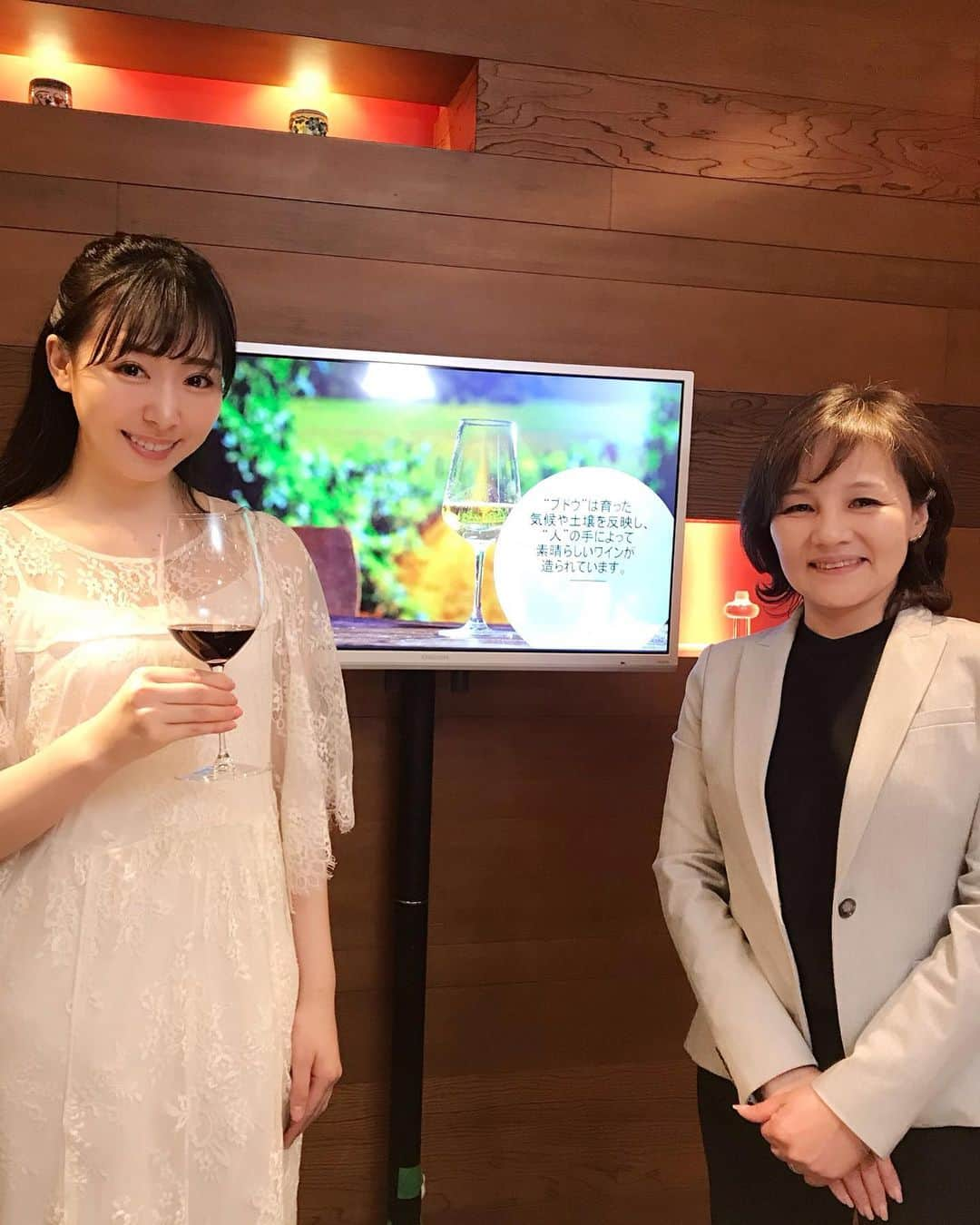 熊谷知花さんのインスタグラム写真 - (熊谷知花Instagram)「ワイン関係のお仕事🍷﻿ 今日で2回目の撮影でした✨﻿ ﻿ 写真は前回と今回＼(^ω^)／﻿ ﻿ レコール・デュ・ヴァンの塩入先生💕﻿ 新宿校の校長先生です✨﻿ とっても優しくて、いつも分かりやすく教えてくださいます☺️❤️﻿ ﻿ 次回の撮影も楽しみです✨﻿ ﻿ 本日もありがとうございました🍀﻿」5月7日 23時24分 - kumagai.chika