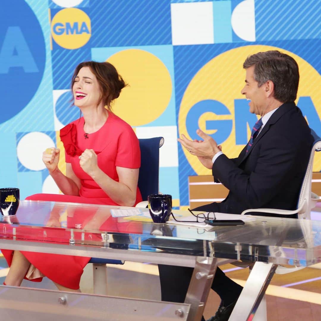Good Morning Americaさんのインスタグラム写真 - (Good Morning AmericaInstagram)「SWIPE ➡️ to see our reaction when we found out @annehathaway was coming to GMA to talk about #hustlemovie! 🙌」5月7日 23時25分 - goodmorningamerica