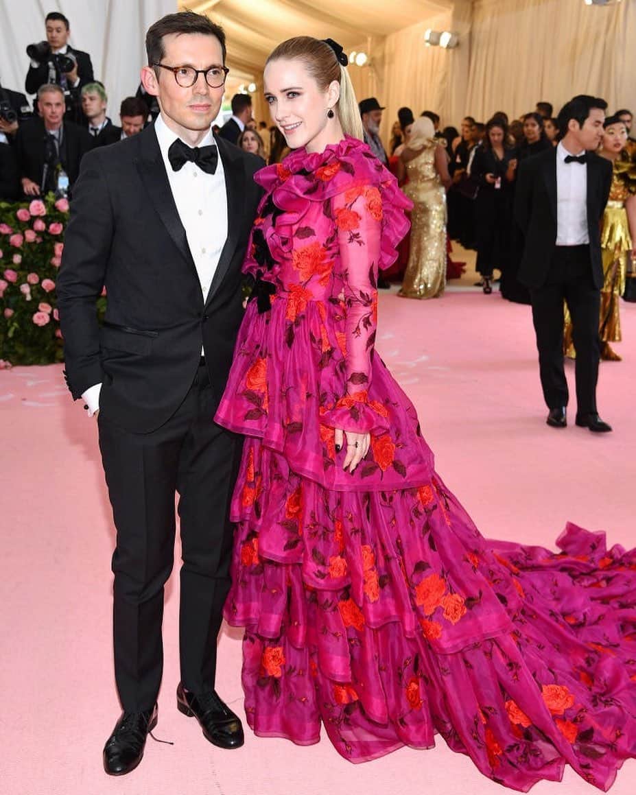 Saks Fifth Avenueさんのインスタグラム写真 - (Saks Fifth AvenueInstagram)「#AboutLastNight at the #MetGala: @Erdem interpreted the "Camp" theme this year at @VogueMagazine x @MetMuseum's event with extravagance and bright floral hues, featuring muse @RachelBrosnahan. Head to our IG Stories for a special Q&A with the designer at the @Saks NY Flagship, before he headed to the annual affair last night. (Image By: @gettyimages) #SaksStyle」5月7日 23時25分 - saks