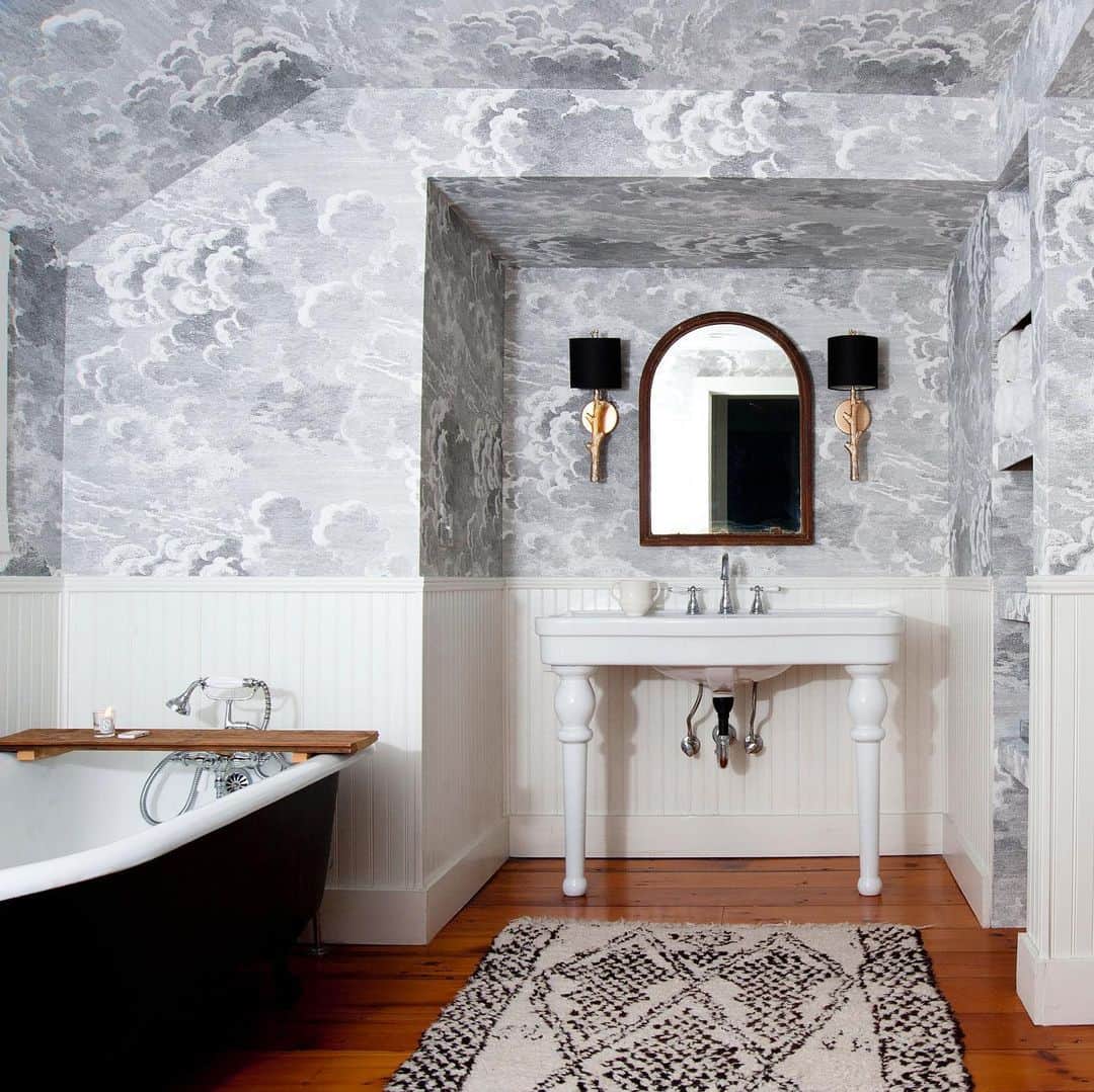 Grace Bonneyのインスタグラム：「Welcome to the perfect storm ⛈: our bathroom makeover is done and ready for its big reveal! Today I’m sharing all the finished photos of last week’s bathroom makeover where I finally got to indulge in a pattern I have always wanted to work with: Cole & Son’s Nuvolette cloud wallpaper from @rejuvenation — I could not be happier with the results. Check out the full story at DS today (link above) or check out many many more pictures in my stories above ☝🏽 I took my first bath in the newly painted tub this weekend and it felt like the stormy moody treehouse I’ve always wanted. Can’t wait to show you more ☁️☁️☁️ #dswallpaper Photographs by @kellymerchantphotography 📸 [All sources are in the main post over at Design*Sponge]」