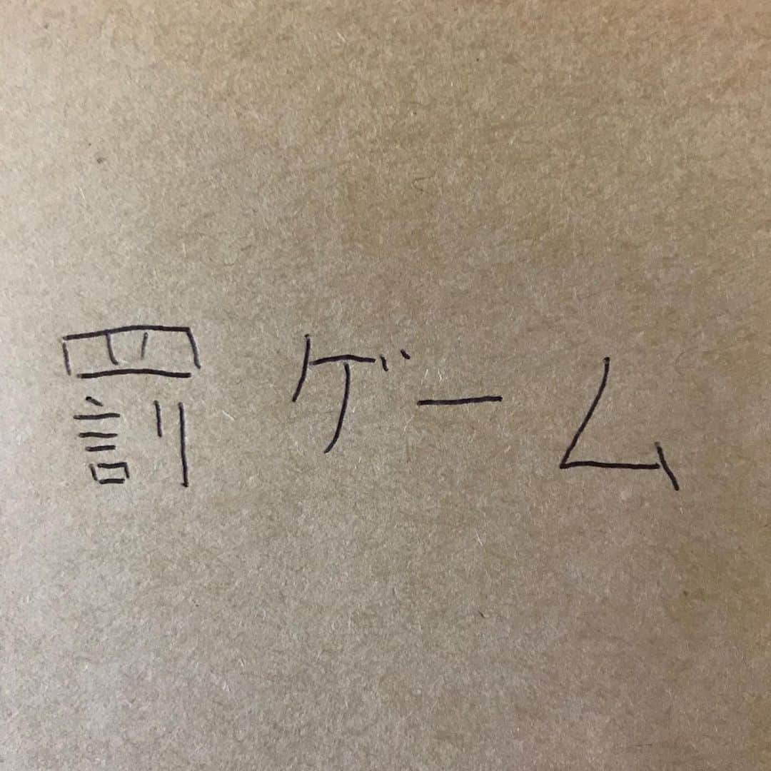 宮戸洋行さんのインスタグラム写真 - (宮戸洋行Instagram)「【単独まであと4日】単独に向けてダイエットを！ということで毎日200秒間フラフープに挑戦します！200秒間回せれなかったら罰ゲームです！ 5月7日はこのようになりましたm(_ _)m」5月7日 23時32分 - hiroyuki_gag