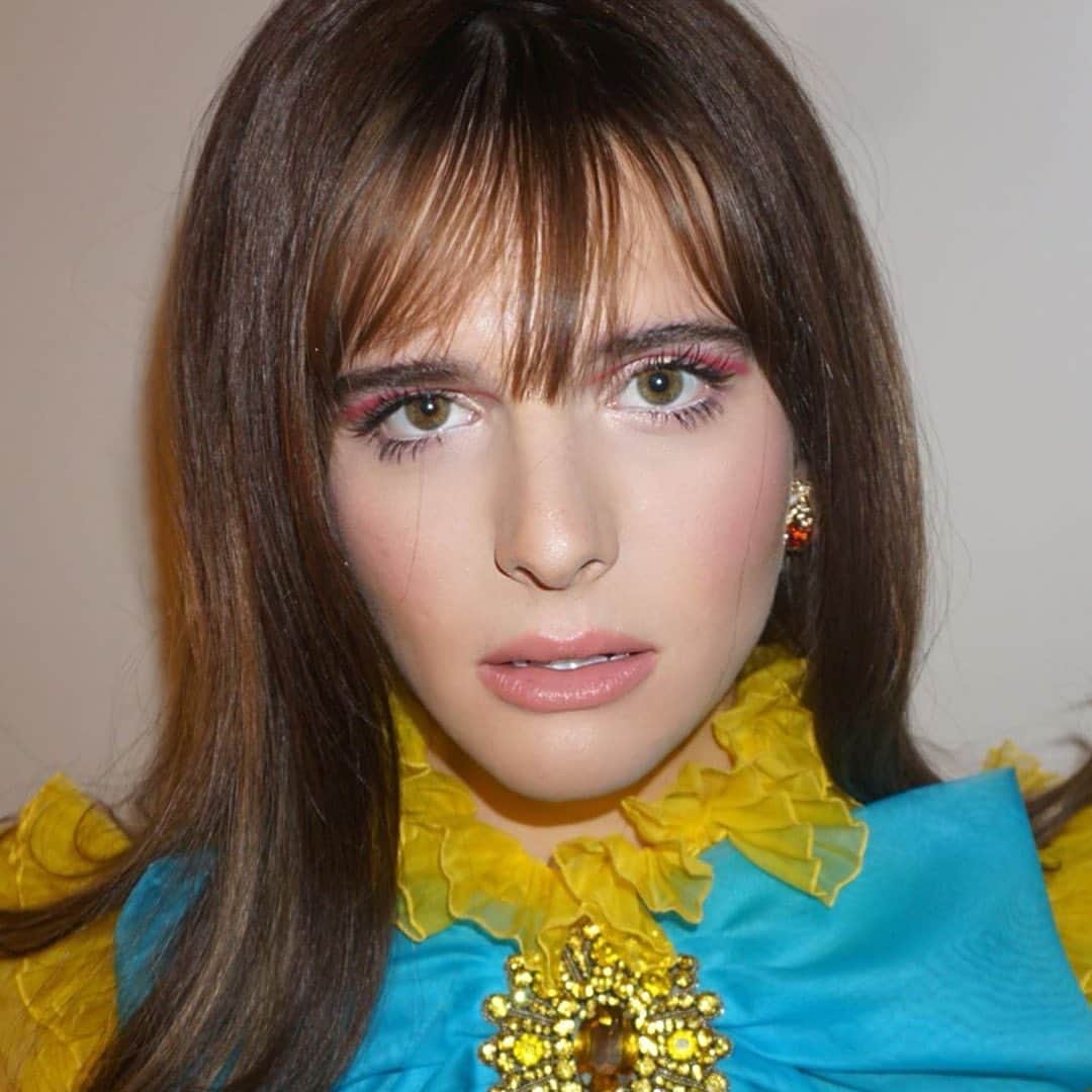 Maybelline New Yorkさんのインスタグラム写真 - (Maybelline New YorkInstagram)「@harinef gave us ‘60s beauty for her #metcamp look at the #metgala! 😍 Makeup artist, @jennakristina created her glam using the #superstayfoundation, #citybronzer in ‘medium’, #cityminis palette in ‘downtown sunrise’, and color sensational lip liner in ‘pink coral’ for her eyes. #regram #mnyitlook」5月7日 23時30分 - maybelline
