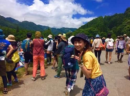 渡辺梨夏子のインスタグラム：「GWを皮切りに、夏が待ち遠しい気持ちがますます高まる、、今年はフジロックにも、また行けたらいいなあと思っています☺︎（画質が悪い写真たち...） ここでしか味わえない空気ってあるよね〜！気持ちいい音楽と、おいしい空気と、ハイボール飲めたらさらに最高。  夏の妄想をしながら、頑張りましょう✌︎ #フジロック2019 #ジョニーハイボール  @johnniewalkerjapan」