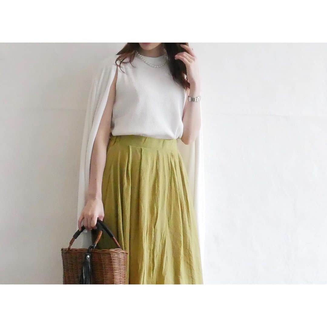htrkmkのインスタグラム：「* UNIQLOの#ワッフルクルーネックt  半袖が大人気なのは知ってて 試着したらカジュアルすぎて 見送ってたけど… 新作ノースリーブが出たので早速♡ * 程よくゆとりがあり 上半身がすっきり見えるシルエット 上半身が着痩せして見える とてもキレイなラインです✨ * ワッフル生地は 細かい網目？に ふっくら厚みのある生地で サラッとしてて肌触りもよく 1,000円なのが驚愕なクオリティ‼︎ * #locari #mineby3mootd #coordinate #コーディネート  #プチプラコーデ #プチプラファッション #今日のコーデ  #OLコーデ #ママコーデ  #通勤コーデ #きれいめコーデ #アラサーコーデ #きれいめカジュアル #着まわしコーデ #シンプルコーデ #大人コーデ #30代コーデ #オフィスカジュアル  #ユニジョ #ユニクロコーデ #ノースリーブ #カラースカート #リネンスカート #ホワイトコーデ」