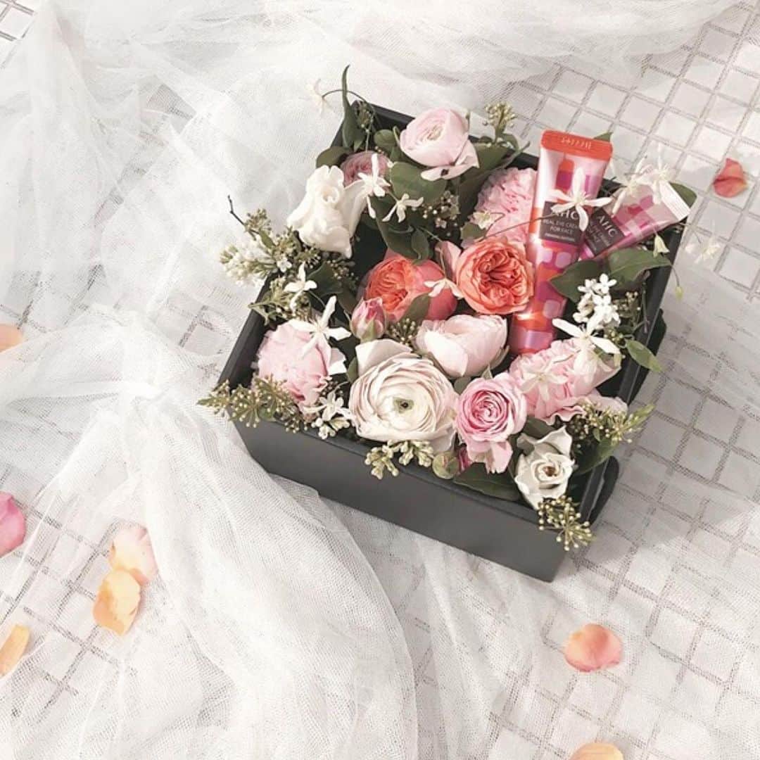 플로리스트 이주연 florist Lee Ju Yeonさんのインスタグラム写真 - (플로리스트 이주연 florist Lee Ju YeonInstagram)「. . AHC 20주년을 기념하여 정구호 디자이너와 아이크림 에디션을 한정판으로 출시했어요~ 저희도 AHC 20주년을 기념하여 바네스플라워가 함께한 AHC 리얼 아이크림 포 페이스 스페셜 에디션이 담긴 플라워박스를 축하의 마음을 담아 제작을 했는데요  AHC 20주년 아이크림 에디션은 주요성분인 100% 인체 유사 콜라겐에 사막장미잎세포추출 성분이 함유된 모이스처(보습), 포트마리골드꽃에서 추출한 레티놀 성분이 함유된 퍼밍(피부건강), 샤프란꽃추출물 성분이 함유된 뉴트리션(영양)까지 총 아이크림 3종에 정구호와 AHC의 감성이 담긴 스카프백까지 제품 구성이 되어 있는데요  AHC 창립20주년 기념 이벤트 참여를 하시면 아이크림 스페셜 에디션 세트를 받아보실 수 있는 기회를 만나볼 수 있어요 [AHC 창립20주년 기념 이벤트는 ahc.co.kr 에서 참여할 수 있습니다.] #AHC아이크림스페셜에디션 #정구호 #AHC20주년에디션 #AHC20주년 #정구호 #스무살축하해AHC #KUHO #한정판 #콜라보레이션 #리미티드에디션 #AHC #AHC구호에디션 #AHC 아이크림 #20주년축하 #20th_ANNIVERSARY #정구호_Edition #아이크림 #안티에이징 #AD」5月7日 23時39分 - vanessflower