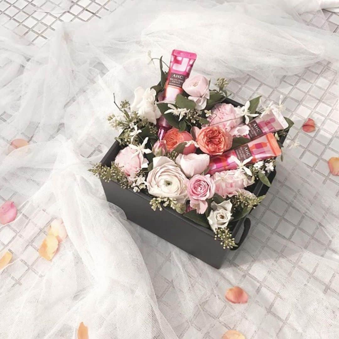 플로리스트 이주연 florist Lee Ju Yeonさんのインスタグラム写真 - (플로리스트 이주연 florist Lee Ju YeonInstagram)「. . AHC 20주년을 기념하여 정구호 디자이너와 아이크림 에디션을 한정판으로 출시했어요~ 저희도 AHC 20주년을 기념하여 바네스플라워가 함께한 AHC 리얼 아이크림 포 페이스 스페셜 에디션이 담긴 플라워박스를 축하의 마음을 담아 제작을 했는데요  AHC 20주년 아이크림 에디션은 주요성분인 100% 인체 유사 콜라겐에 사막장미잎세포추출 성분이 함유된 모이스처(보습), 포트마리골드꽃에서 추출한 레티놀 성분이 함유된 퍼밍(피부건강), 샤프란꽃추출물 성분이 함유된 뉴트리션(영양)까지 총 아이크림 3종에 정구호와 AHC의 감성이 담긴 스카프백까지 제품 구성이 되어 있는데요  AHC 창립20주년 기념 이벤트 참여를 하시면 아이크림 스페셜 에디션 세트를 받아보실 수 있는 기회를 만나볼 수 있어요 [AHC 창립20주년 기념 이벤트는 ahc.co.kr 에서 참여할 수 있습니다.] #AHC아이크림스페셜에디션 #정구호 #AHC20주년에디션 #AHC20주년 #정구호 #스무살축하해AHC #KUHO #한정판 #콜라보레이션 #리미티드에디션 #AHC #AHC구호에디션 #AHC 아이크림 #20주년축하 #20th_ANNIVERSARY #정구호_Edition #아이크림 #안티에이징 #AD」5月7日 23時39分 - vanessflower