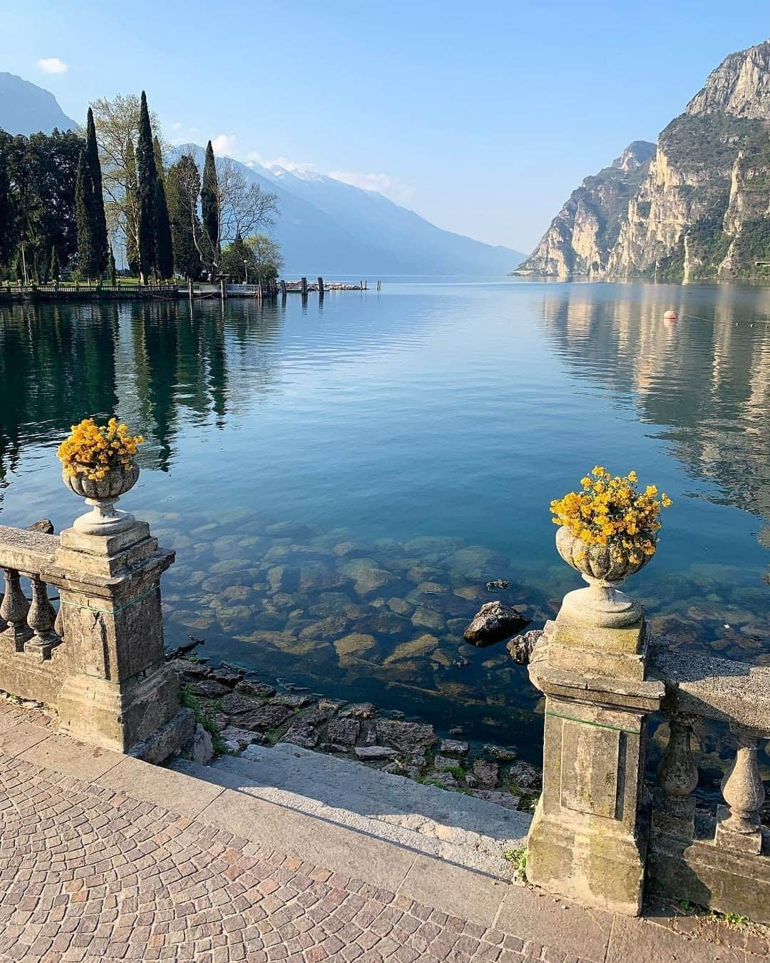 Travel + Leisureさんのインスタグラム写真 - (Travel + LeisureInstagram)「Fringed by lemon groves, olive trees, and vineyards, Garda is the balmiest of the Italian lakes—and also the largest. Find out why it's one of the most romantic summer getaways at our link in bio. 📷@emmebi420」5月7日 23時39分 - travelandleisure