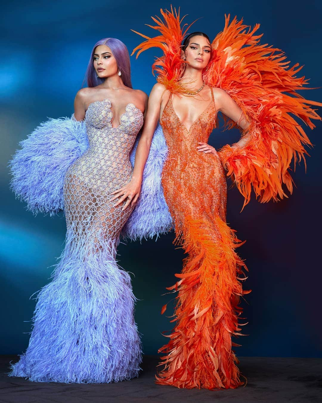 ジャンニヴェルサーチさんのインスタグラム写真 - (ジャンニヴェルサーチInstagram)「The #AtelierVersace gowns worn to the #MetGala by sisters @kyliejenner and @kendalljenner took nearly two months to complete and include Swarovski crystal embroidery and feather trims applied by hand. #MetCamp #VersaceCelebrities _ Photo by @gregswalesart」5月7日 23時49分 - versace